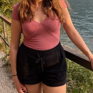 Fitted ribbed pink T shirt with V neck